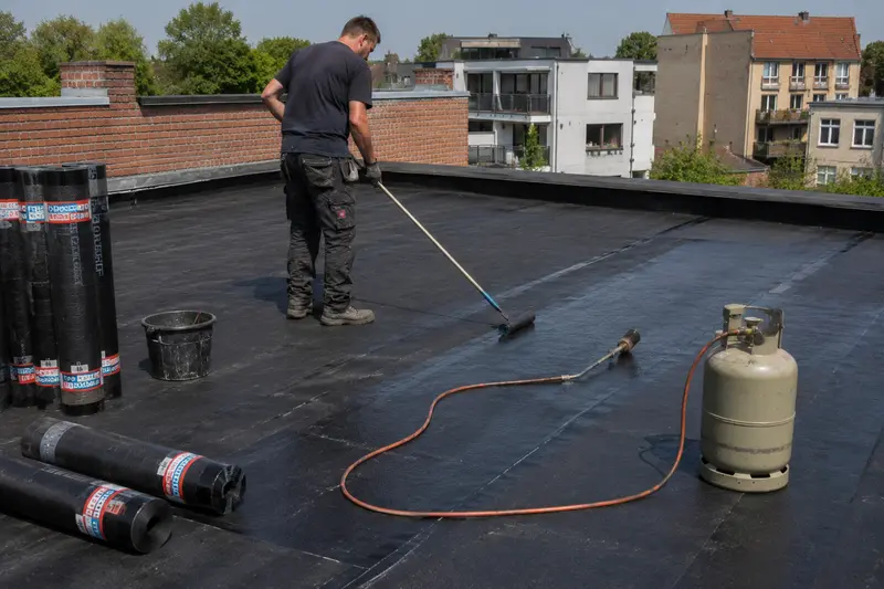 Vakman plaatst EPDM-bedekking op een plat dak